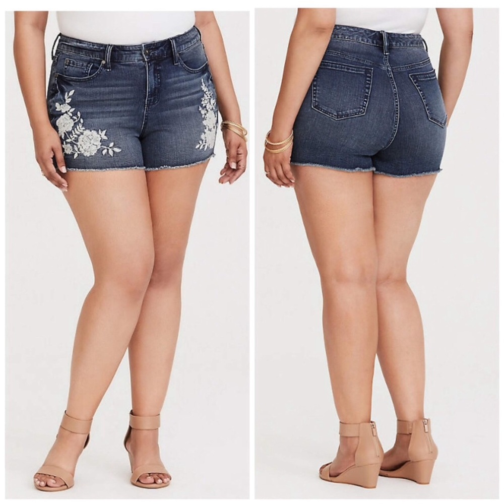 TORRID floral embroidered denim shorts 26 - Picture 1 of 8